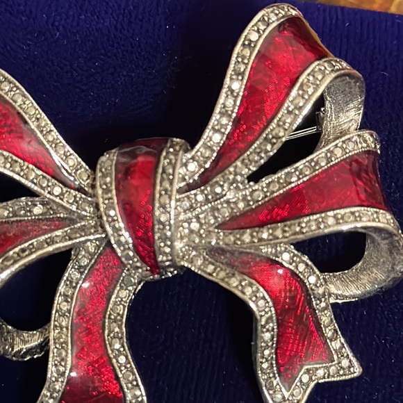 Bow red enamel/Marcasite brooch Signed L J vintage 2” x 2” - Picture 2 of 7